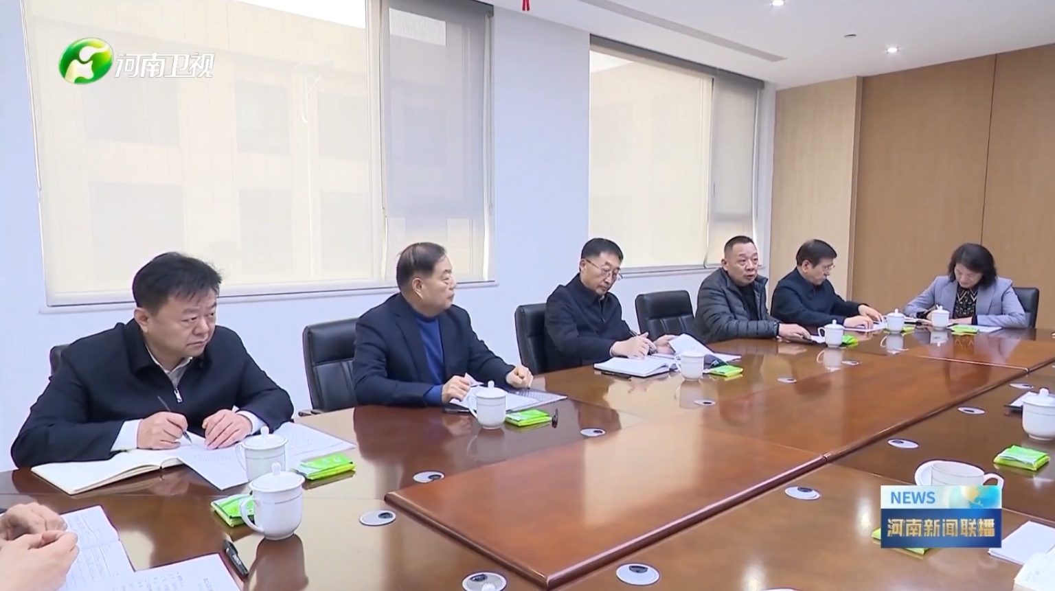 河南卫视新闻联播报道乐投在线(中国)集团党委书记、创始人楚金甫参加省委书记刘宁在许昌召开的民营企业座谈会